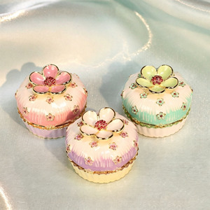 Scatola Portagioie in Lega Smaltata Placcata Oro Stile Lusso Leggero, Mini Scatola Porta Anelli a Forma di Torta, <span class=keywords><strong>Regalo</strong></span> per San Valentino e <span class=keywords><strong>Laurea</strong></span> - Product Image 1