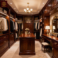 Système d'îlot de dressing sur mesure de luxe en bois avec miroir et table, armoire ouverte en bois massif, meubles de chambre à coucher