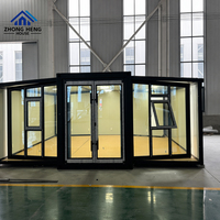 Maison préfabriquée grise moderne extensible avec mur-rideau en verre, maisonnette modulaire de luxe avec cuisine et salle de bain pour Airbnb