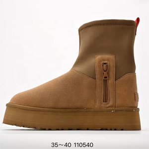 Stivali da Neve di Lusso Jennie, Caldi e Spessi con Tacco Alto, Marca Rinomata UG, Comodi Stivali da Neve in Morbida Pelle di Pecora per Donne - Product Image 1