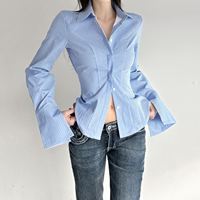 Chemisier décontracté bleu rayé à manches longues pour femme, avec décolleté dos nu et détail trou de serrure, idéal pour le bureau