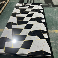 Panneaux muraux en PVC à effet marbre brillant anti-décoloration et à faible entretien pour la décoration intérieure