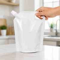 Groothandel op voorraad, op maat gemaakte logo's, food grade staande spout pouch voor water, dranken, fruitsap, vloeibare verpakkingen met handvat