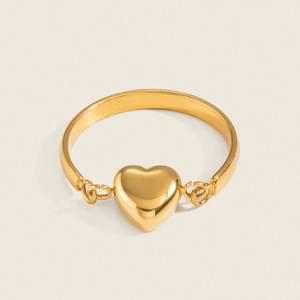 Anillo de Corazón en Oro de 18K con PVD para Mujer, <span class=keywords><strong>Acero</strong></span> <span class=keywords><strong>Inoxidable</strong></span>, Diseño Único, Joyería Moderna para Uso Diario, Resistente al Deslustre, Regalo Elegante - Product Image 1