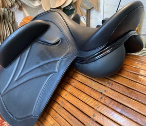 Silla de Doma de Cuero de Alta Calidad Directa de Fábrica, Asiento Ergonómico Profundo, Absorción de Impactos, Sistema de Gullet Ajustable - Product Image 2