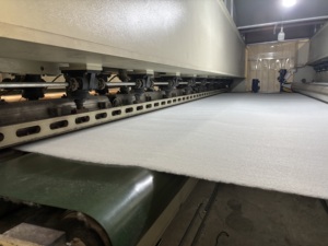 Géotextile non tissé en polyester (PET) à fibres courtes, matériau anti-vieillissement pour le renforcement des voies ferrées et autoroutières - Product Image 4