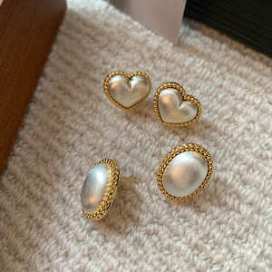 Pendientes de tuerca coreanos retro barrocos al por mayor, chapados en oro, ovalados con perlas nupciales, joyería de aleación de moda para mujer - Product Image 5