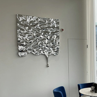 Sculpture murale décorative moderne de luxe en acier inoxydable 3D faite à la main avec un design abstrait d'eau pour la décoration intérieure