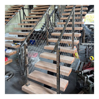 Escalier moderne intérieur/extérieur à monopoutre avec rampe en acier inoxydable et marches en bois – Conception personnalisée pour appartement et maison