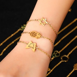 Bracelet Acier Inoxydable « RisingMoon » Pas Cher, Plaqué Or 18 Carats Sans Ternissement, avec Breloques Papillon, Lettre et Cœur pour Femmes et Filles - Product Image 4