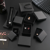 Boîte à bijoux en carton rigide disponible en plusieurs couleurs, insert en velours, boîte de rangement pour collier, emballage cadeau personnalisé OEM pour montre