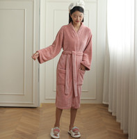 Fourniture 100% polyester absorbant l'eau super doux hôtel peignoir col en v spa peignoirs genou-long pyjamas