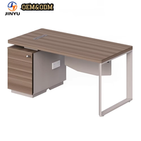 Bureau de direction moderne avec plateau en noyer, tiroir, piétement en métal à pieds en U et passe-câbles pour bureau