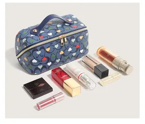 Bolsa de Cosméticos Multifuncional con Estampado de Corazón - Organizador de Maquillaje de Viaje Impermeable de Gran Capacidad con Asa - Product Image 5
