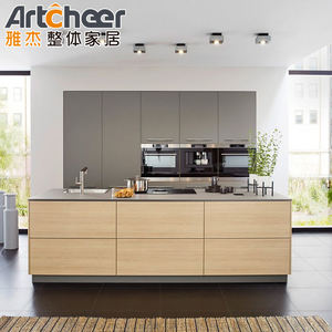 خزائن مطبخ من الخشب الرقائقي بلمسة نهائية من الميلامين ، لون خشبي طبيعي من أعلى الأحجار الملبدة باللون الرمادي للفيلا والشقة - Product Image 1