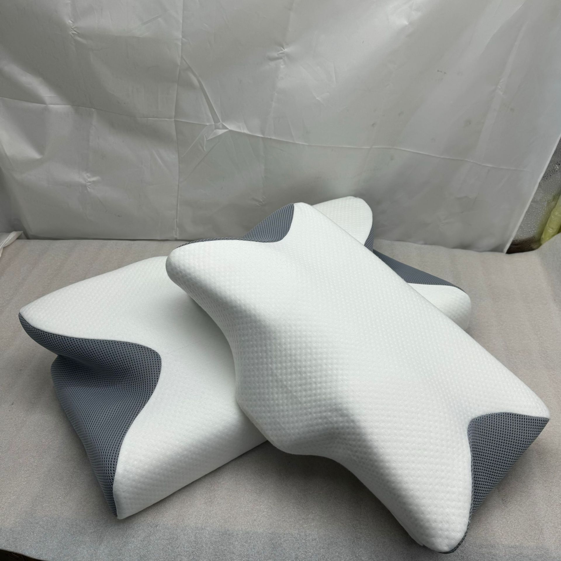 Nouveau coussin papillon, blanc et gris - petite taille