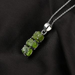 Pendentif en pierre naturelle à trois pierres, serti de griffes, unisexe, à porter au quotidien - Product Image 3