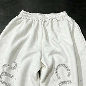 Fabricante de Pantalones Deportivos Personalizados, 100% Algodón, Corte Ancho y Holgado, con Pedrería y Bolsillos Dobles - Product Image 2