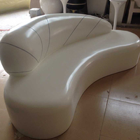 Ensemble de canapé, table basse et chaises courbes modernes Y372 en fibre de verre, écologique, résistant aux UV et aux intempéries, pour usage commercial extérieur, hôtel, école
