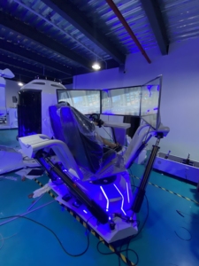 Cabina de Carreras Profesional de 6 Grados de Libertad con Movimiento Completo, Pantalla Triple y Asiento Individual para Arcade Comercial y Esports - Product Image 4
