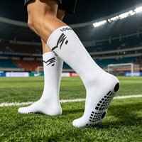 Chaussettes de football personnalisées de haute qualité avec grip antidérapant, design gratuit, chaussettes blanches de type crew, performance, logo antidérapant sur le bas, chaussettes de football unisexes