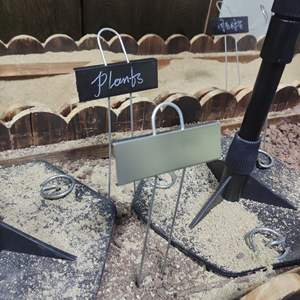 ที่วางอาหารนกเหล็ก TJ-034 รูปทรงสี่เหลี่ยมผืนผ้า ทนทาน สำหรับกลางแจ้ง สวน บ่ออาบน้ำนก ระเบียง โต๊ะอาหาร ป้ายติดต้นไม้ สีดำ - Product Image 5