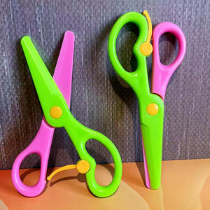 Protection colorée Boutures de <span class=keywords><strong>papier</strong></span> à bord droit Ciseaux de sécurité Petits ciseaux Ciseaux d'école primaire pour enfants - Product Image 6