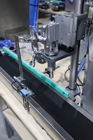 Alimentation automatique au biberon étiquetage de capsulage mini ligne de production machine à sauce chili de bureau convoyeur pour verre shampooing eau pure