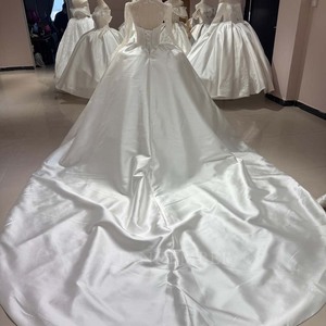 DW0189 Vestido de Novia Moderno con Cola de Capilla, Escote en V, Espalda con Cordones, Satén, con Flores y Cristales - Product Image 4