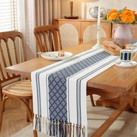 Chemin de table rectangulaire jacquard fait main de style nordique simple de haute qualité avec franges pour la décoration de table à manger à la maison