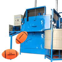 Machine de fabrication de ballons de football américain en PVC, équipement de production automatique de ballons de sport ovales par moulage rotatif, fabricant