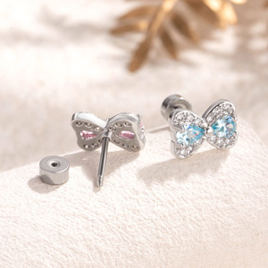 Pendientes de Cartílago con Lazo de Princesa para Niñas |   Pernos de Barra de Acero Inoxidable con Doble Rosca |   Lindos Adornos para Perforaciones de Oreja - Product Image 3