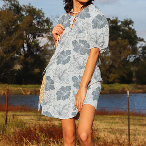 Vestido casual de rayón suave 100% con diseño OEM, elegante cuello con cordón, mangas farol, estampado tie-dye personalizado, mini vestido. - Product Image 1