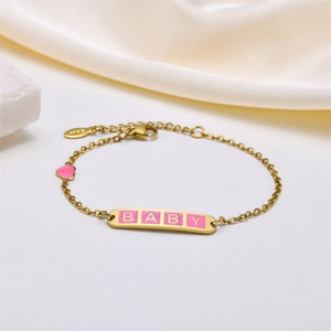 Bracelet personnalisé avec logo, plaqué or, cœur en émail, bracelet pour bébé avec lettre - Product Image 4