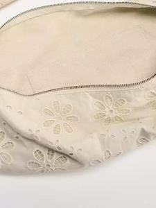 Sac fourre-tout en toile grande capacité tendance pour femme, couleur unie simple, à porter à l'épaule ou en bandoulière, idéal pour le travail et les trajets quotidiens au printemps, avec broderie. - Product Image 4