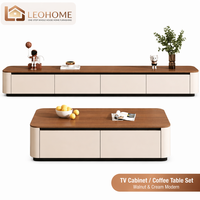 Ensemble de meubles de salon modernes bicolores avec plateau en bois de noyer et corps crème, design sans poignées, écologique et durable