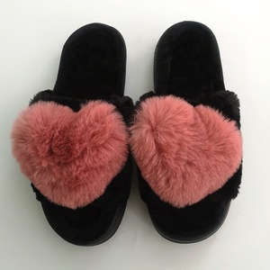 Pantofole da donna in peluche 2020 con suola nera e cuore, design coreano alla moda, pantofole interamente in peluche a forma di cuore - Product Image 1