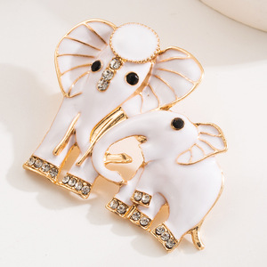 Broche américano-européenne unique unisexe broche accessoire vente à chaud nouvelle goutte d'huile mère-<span class=keywords><strong>fille</strong></span> éléphant chanceux fabriqué en alliage de qualité supérieure - Product Image 3
