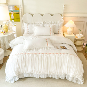 Parure <span class=keywords><strong>de</strong></span> lit en dentelle <span class=keywords><strong>de</strong></span> luxe pour mariage, <span class=keywords><strong>romantique</strong></span>, hôtel, en polyester doux, housse <span class=keywords><strong>de</strong></span> <span class=keywords><strong>couette</strong></span> 4 pièces, usage domestique - Product Image 1