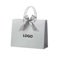 Sac cadeau en papier blanc de luxe, poignée longue, sac de shopping en carton, emballage de supermarché, matériaux recyclés, 250 g/m², personnalisé