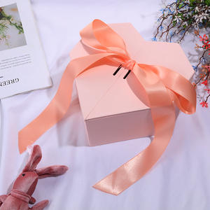 Caja de Regalo Magnética de Papel con Forma de Corazón en Rojo, Rosa y Negro para el Día de San Valentín o el Día de la Madre, con Cinta y Logotipo Personalizado - Product Image 4