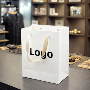 Bolsas de Papel Personalizadas de Cartón Marfil con Logotipos Impresos y Asas para <span class=keywords><strong>Zapatos</strong></span> y Ropa, Impresión Offset, Laminación, Reciclables, Muestra Gratuita - Product Image 1