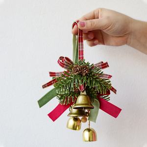 Ornements suspendus d'arbre de Noël faits à la main pendentif cloche en fer avec arc cône de pin et fruits rouges décorations de Noël transfrontalières - Product Image 3
