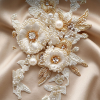 Ornement suspendu en feutre non tissé fait main, orné de perles, motif floral et papillon, patch brodé, applique décorative pour textiles de maison et fêtes