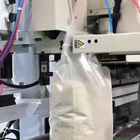 Machine d'emballage automatique de sacs/pochettes de riz 5-25 kg pour sacs tissés et pochettes verticales avec système de remplissage et de couture