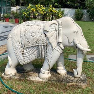 Handgeschnitzte Elefantenstatue aus Stein für den Garten - Product Image 1