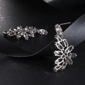 Orecchini pendenti vintage a forma di foglia con nappe per donna, eleganti gioielli con pietre scintillanti - Product Image 3