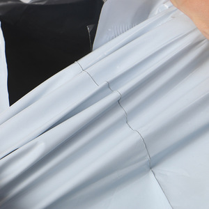 Bolsas de correo impermeables para pequeñas empresas con logotipo personalizado, bolsa de envío de paquetes de plástico polivinílico con asa para entrega de ropa - Product Image 2