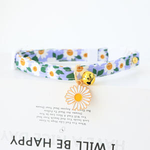 <span class=keywords><strong>Collar</strong></span> de perro mascota gato de flor pequeña diseño de estampado de dibujos animados lindo decoración de campana de cuello suave 16 colores poliéster separable para - Product Image 5