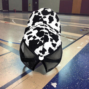 Casquette de baseball personnalisée pour femme, motif vache noire, avec porte-queue de cheval, effet vieilli, design respirant, dos en maille imperméable, style sportif et urbain - Product Image 1